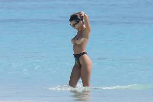 Emily Ratajkowski Topless On A Beach In Cancun, Mexicod7b7421fbv.jpg