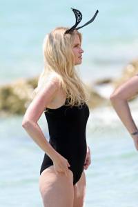 Lara Stone Topless While On A Photo Shoot In Miami-l7b75g1rln.jpg