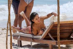 Arianny Celeste Topless On The Beach In Mexico17b79eaerq.jpg