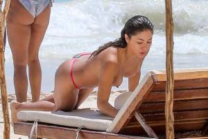 Arianny Celeste Topless On The Beach In Mexico-o7b79e1tao.jpg
