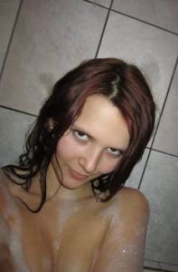 Amateur hottie gets naked at home 1637 q7bjbaxjky