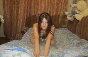 Amateur hottie gets naked at home 1637 b7bjba9kk7