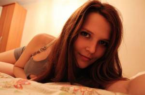 Amateur hottie gets naked at home 1637 c7bjaxlivg