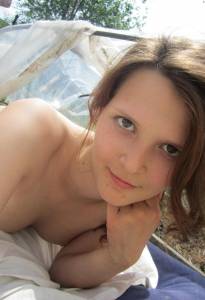 Amateur hottie gets naked at home 1637 77bjax7us4