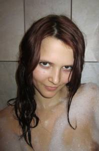 Amateur hottie gets naked at home 1637 p7bjbavuql