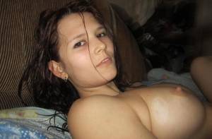 Amateur hottie gets naked at home 1637 i7bjbcchzc