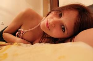 Amateur hottie gets naked at home 1637 07bjbaon3i