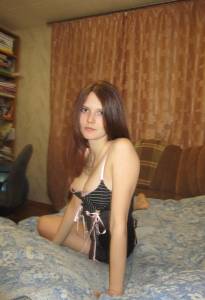 Amateur hottie gets naked at home 1637 r7bjbctyyy