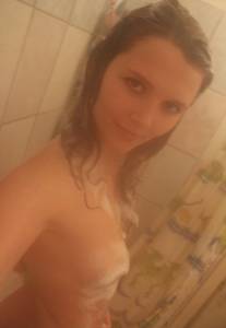 Amateur hottie gets naked at home 1637 g7bjba74lz