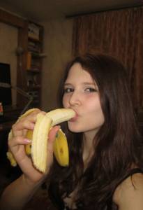 Amateur hottie gets naked at home 1637 57bjba4zg0