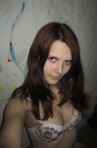 Amateur hottie gets naked at home 1637 47bjawbxx6
