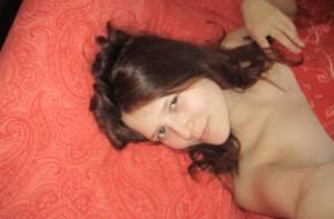 Amateur hottie gets naked at home 1637 o7bjax9rxj