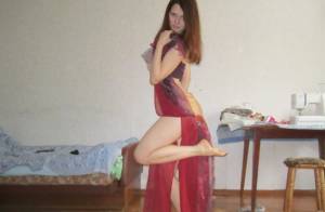 Amateur hottie gets naked at home 1637 27bjbbmukv