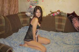 Amateur hottie gets naked at home 1637 q7bjax52q5
