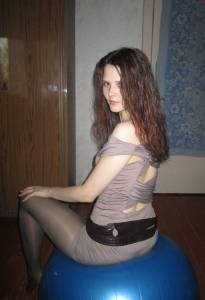Amateur hottie gets naked at home 1637 37bjbb17dw
