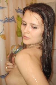 Amateur hottie gets naked at home 1637 17bjaxwut3