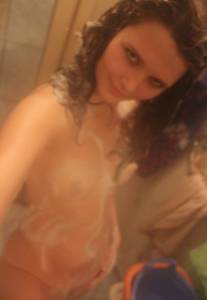 Amateur hottie gets naked at home 1637 b7bjawlmuf