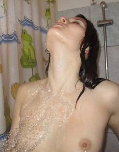 Amateur hottie gets naked at home 1637 57bjaxanhz