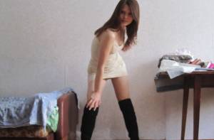 Amateur hottie gets naked at home 1637 x7bjbak7z2