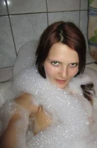 Amateur hottie gets naked at home 1637 57bjbas7g2