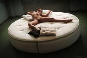Round Bed with Joy Lamore g7bl6fapht
