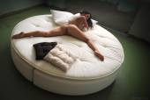 Round Bed with Joy Lamore 37bl6f6aao