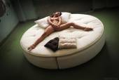 Round Bed with Joy Lamore q7bl6fbanu