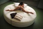 Round Bed with Joy Lamore 67bl6f4lfb