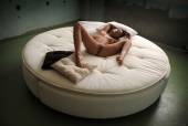 Round Bed with Joy Lamore z7bl6f2hjr