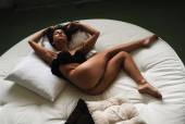 Round Bed with Joy Lamore k7bl6dlb5o