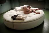 Round Bed with Joy Lamore t7bl6f1z6c