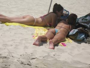 2 Sexy Girls On The Beach x12 t7bmpqthng