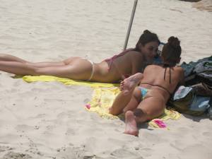 2 Sexy Girls On The Beach x12 g7bmpqs14m