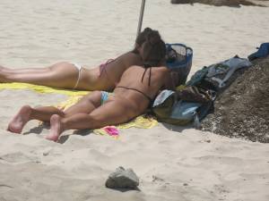 2 Sexy Girls On The Beach x12-e7bmpqrwg0.jpg