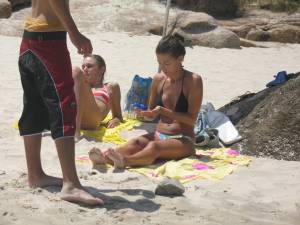 2 Sexy Girls On The Beach x12 q7bmpqwqtj