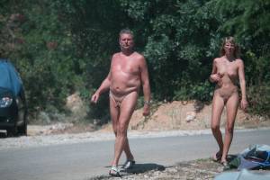 Nude Beach - Couple in Love m7bnl4hq3a