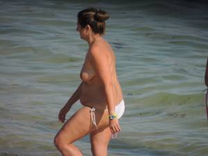 A Topless MILF With Her Husband on the Beach y7bnm1ebn2