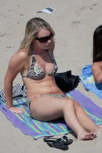 4 COEDs on the beach j7bnpfcuie