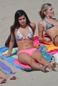 4 COEDs on the beach j7bnpfgcmw