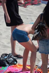 4 COEDs on the beach s7bnpf5zks