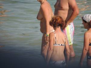 A Topless MILF With Her Husband on the Beach r7bnm1chkc