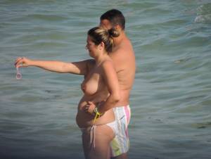 A Topless MILF With Her Husband on the Beach y7bnm1076l