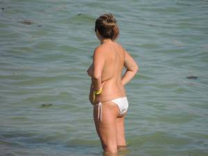 A Topless MILF With Her Husband on the Beach-a7bnm0trab.jpg
