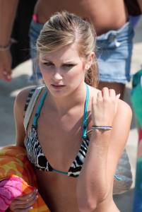 4 COEDs on the beach d7bnpf7ffl