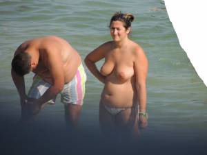 A Topless MILF With Her Husband on the Beach l7bnm0wkfu
