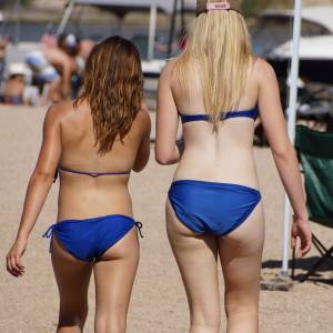 2 Hot asses in Blue Bikinio7bnmcrevx.jpg