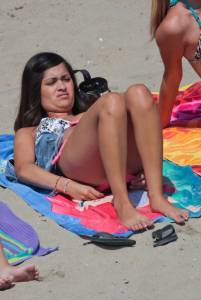 4 COEDs on the beach u7bnpfa1j6