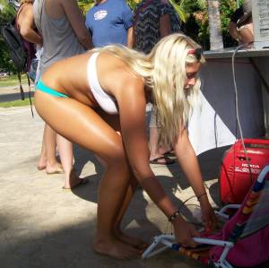 Beach Voyeur 1 Blonde 1 Brunette a7bnmui6hf