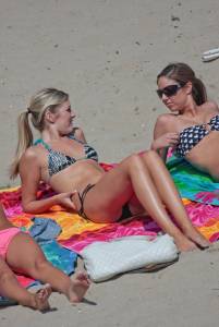 4 COEDs on the beach j7bnpfhuwc