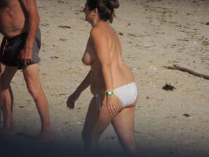 A Topless MILF With Her Husband on the Beach 57bnm12har